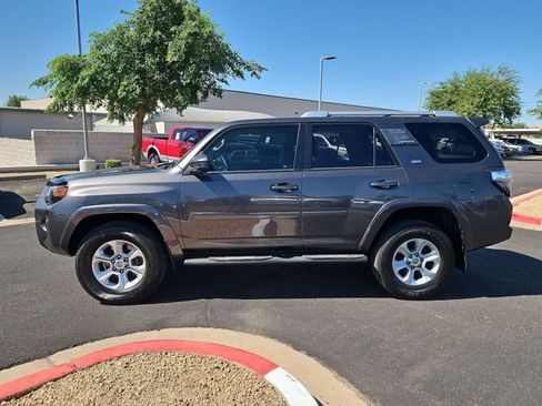 Used 2018 Toyota 4Runner SR5 AWD/4WD image 3