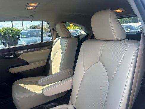 Used 2020 Toyota Highlander Limited AWD/4WD image 16