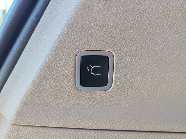 Used 2023 Chrysler Voyager LX FWD image 28