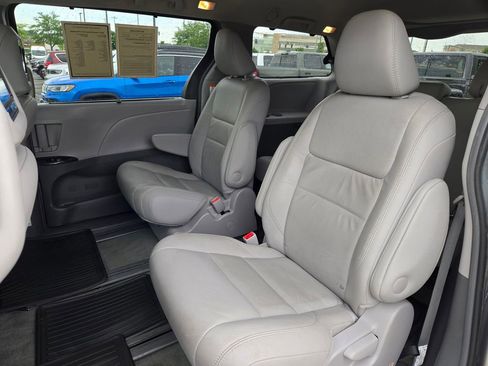 Used 2017 Toyota Sienna XLE AWD/4WD image 28