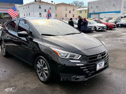 Used 2023 Nissan Versa SV image 2
