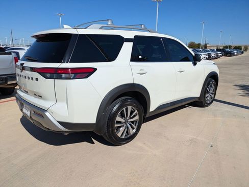 Used 2023 Nissan Pathfinder SL w/ Lighting Package (N92) image 2