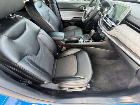 Used 2025 Jeep Compass Latitude image 11