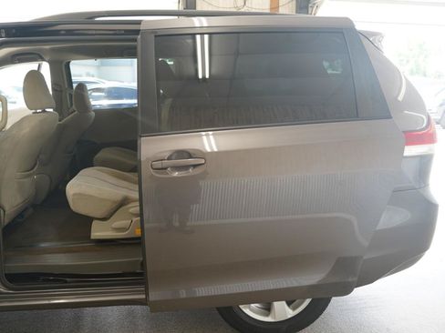 Used 2011 Toyota Sienna LE FWD image 33