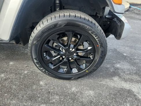 Used 2023 Jeep Wrangler Unlimited Sahara image 9