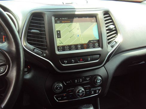 Used 2019 Jeep Cherokee Trailhawk AWD/4WD image 9