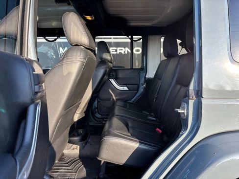 Used 2015 Jeep Wrangler Unlimited Rubicon w/ Connectivity Group AWD/4WD image 17