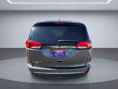 Used 2020 Chrysler Pacifica Touring-L w/ Tire & Wheel Group FWD image 5
