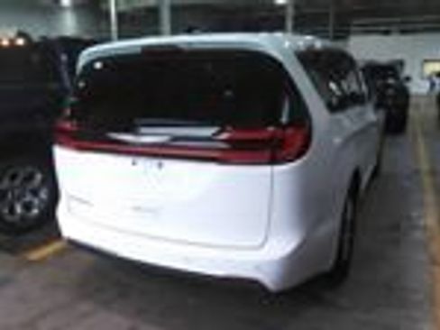 Used 2024 Chrysler Pacifica Touring-L FWD image 15