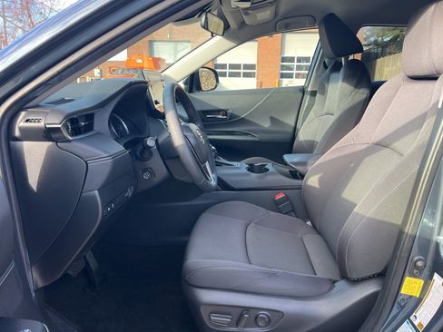 Used 2021 Toyota Venza LE image 12