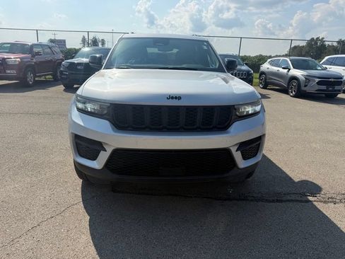 Used 2024 Jeep Grand Cherokee Altitude AWD/4WD image 13