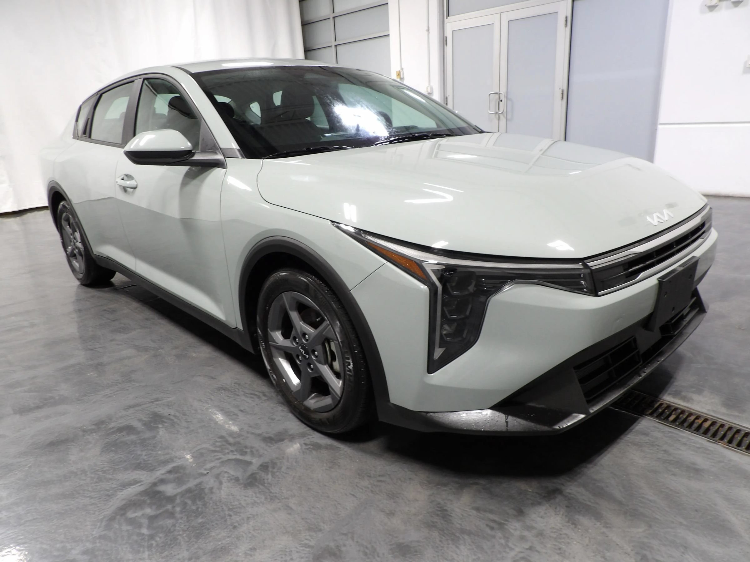 Used 2025 Kia K4 FWD image 2