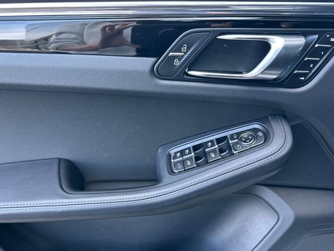 Used 2025 Porsche Macan image 12