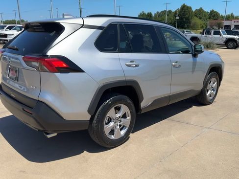 Used 2025 Toyota RAV4 XLE FWD image 9