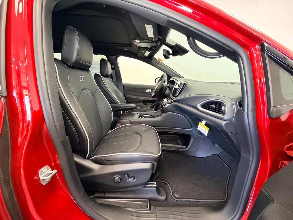 New 2027 Chrysler Pacifica Limited AWD/4WD image 11
