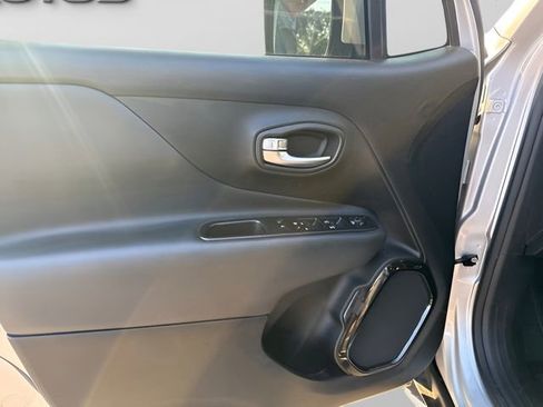 Used 2018 Jeep Renegade Altitude AWD/4WD image 12