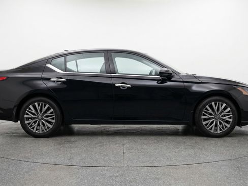 Used 2025 Nissan Altima 2.5 SV FWD image 11