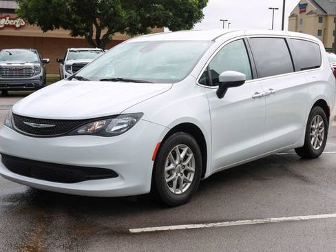 Used 2023 Chrysler Voyager LX FWD image 6