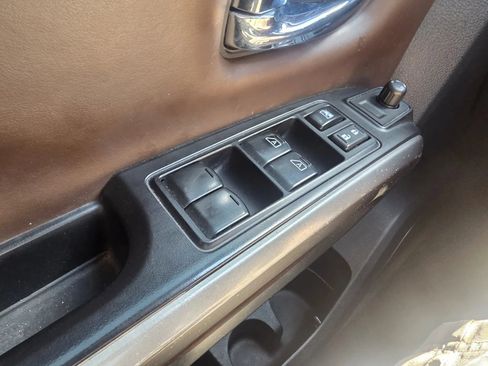 Used 2017 Nissan Titan Platinum Reserve AWD/4WD image 25