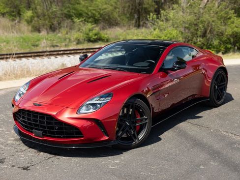 Used 2025 Aston Martin V8 Vantage Coupe RWD image 2