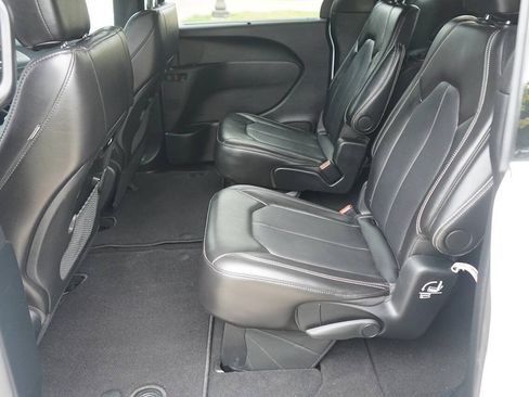 Used 2025 Chrysler Pacifica Select FWD image 13