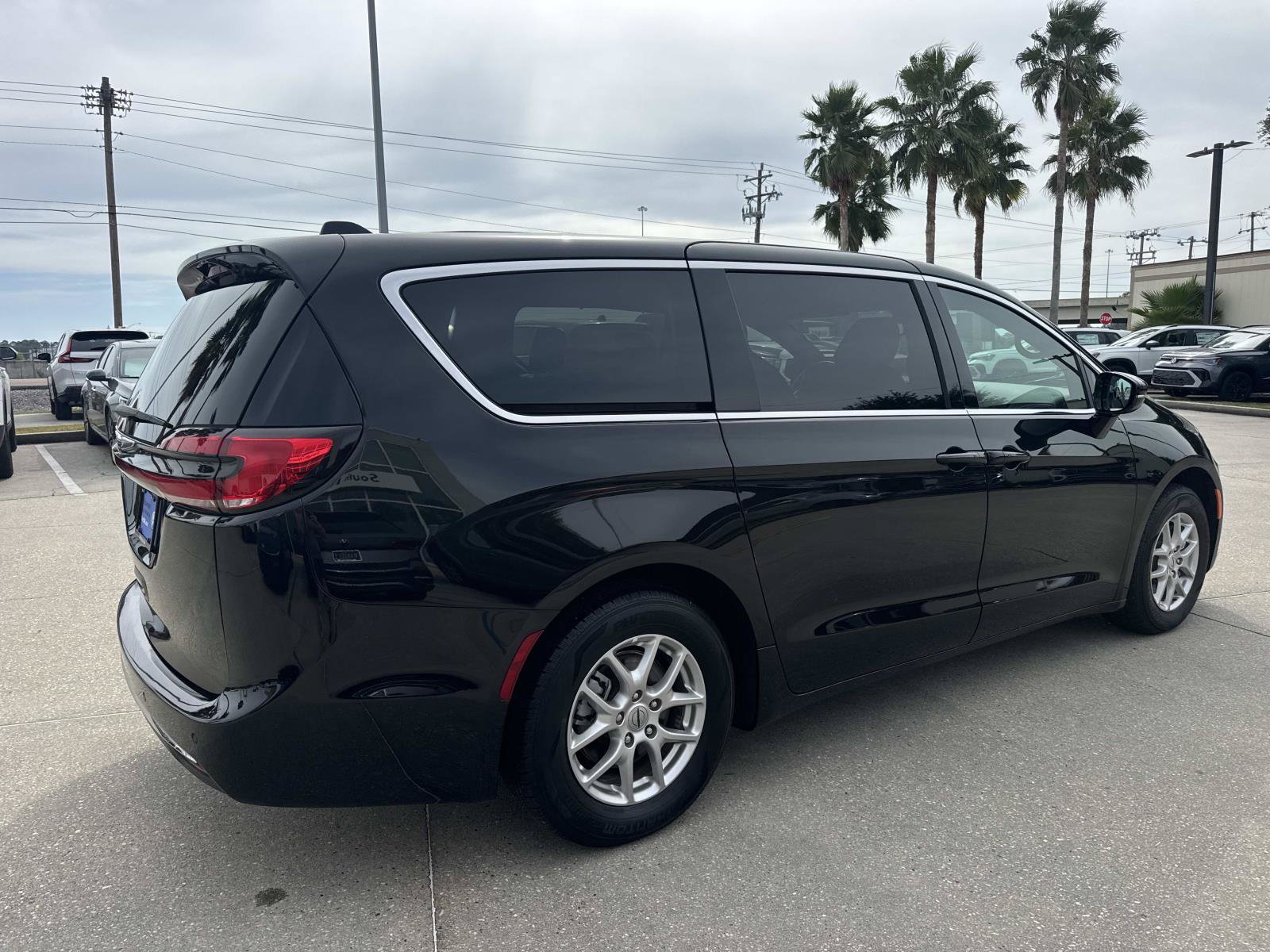 Used 2025 Chrysler Pacifica Select FWD image 5