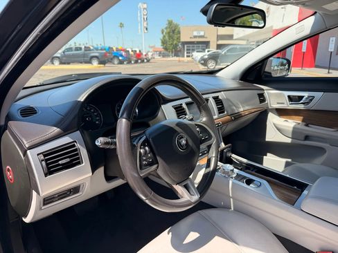 Used 2015 Jaguar XF Premium RWD image 13