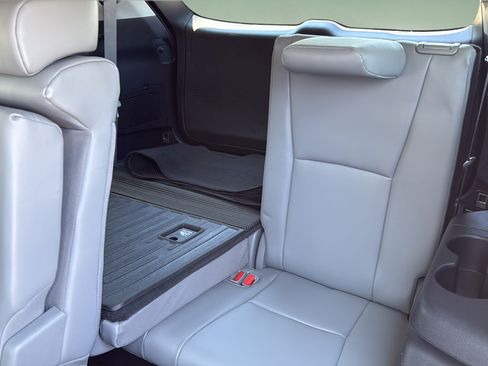 Used 2022 Toyota Highlander XLE FWD image 18