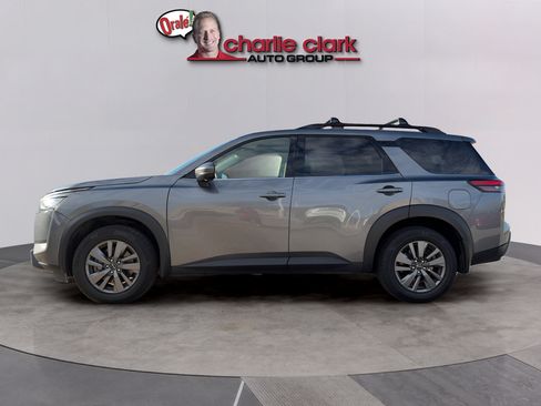 Used 2024 Nissan Pathfinder SV w/ SV Premium Package FWD image 2