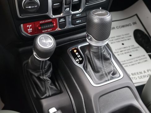 Used 2024 Jeep Gladiator Mojave AWD/4WD image 17