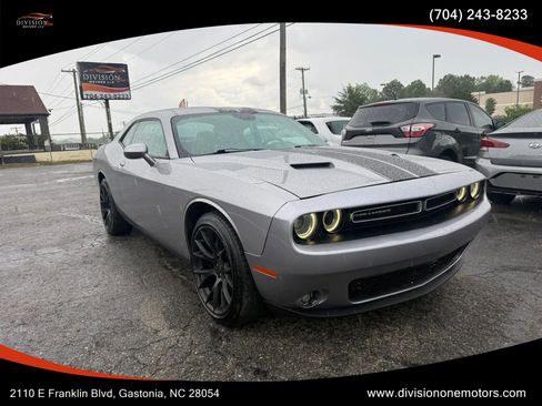 Used 2017 Dodge Challenger SXT Plus RWD image 1