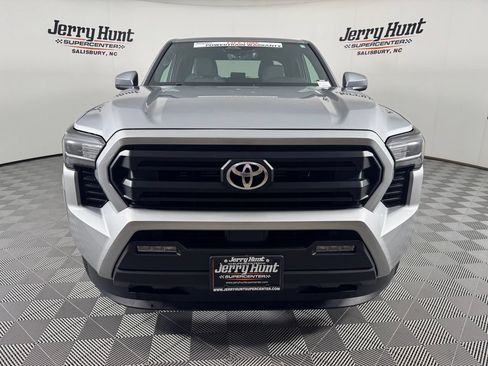 Used 2025 Toyota Tacoma SR5 AWD/4WD image 4