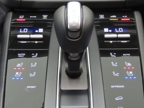 Certified 2026 Porsche Macan AWD/4WD image 27