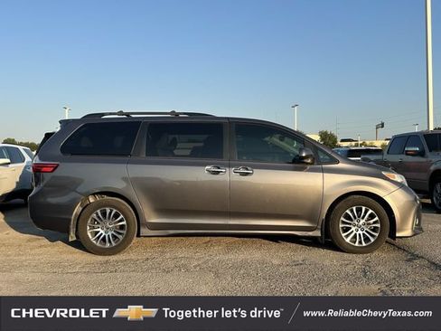 Used 2018 Toyota Sienna XLE w/ XLE Navigation Package FWD image 3