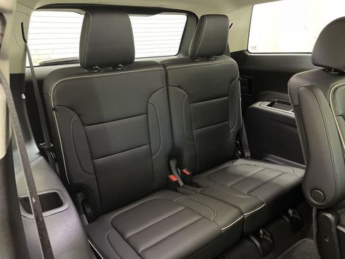 Used 2023 GMC Acadia Denali w/ Denali Technology Package AWD/4WD image 16