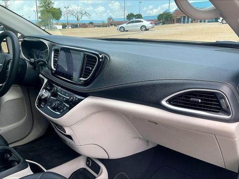 Used 2023 Chrysler Pacifica Touring-L AWD/4WD image 22