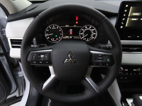 New 2025 Mitsubishi Outlander SE image 14