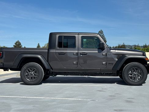 New 2026 Jeep Gladiator Sport AWD/4WD image 3