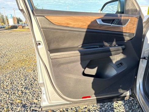 Used 2024 Volkswagen Atlas SE image 16