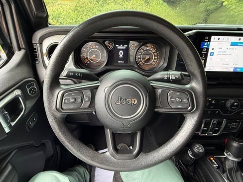Used 2025 Jeep Gladiator Overland AWD/4WD image 19