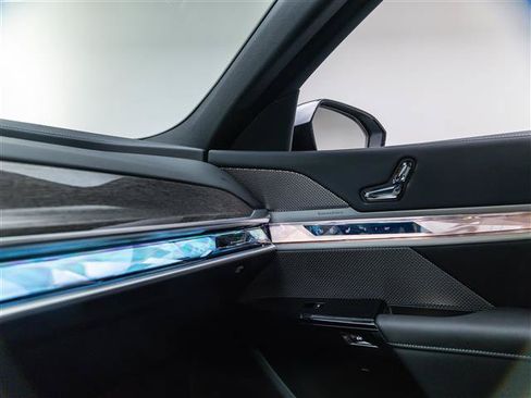 Used 2026 BMW i7 eDrive50 w/ M Sport Package RWD image 28