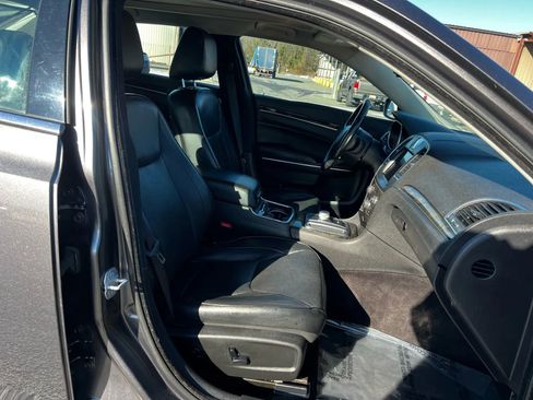 Used 2016 Chrysler 300 C image 18