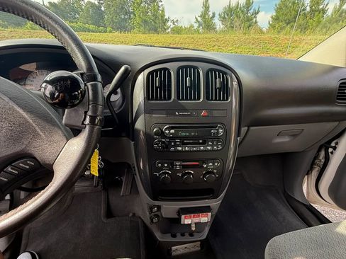 Used 2006 Dodge Grand Caravan SXT FWD image 13