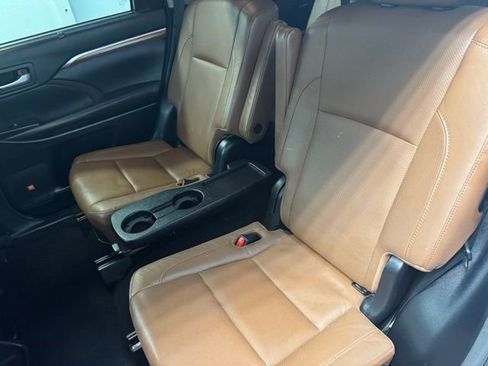Used 2017 Toyota Highlander Limited AWD/4WD image 32