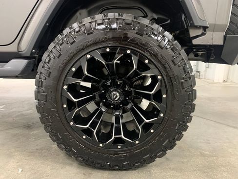 Used 2019 Jeep Wrangler Unlimited Sahara w/ Cold Weather Group AWD/4WD image 22