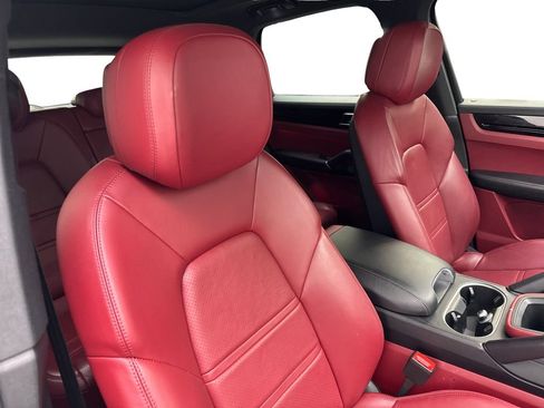 Used 2022 Porsche Cayenne w/ Premium Package AWD/4WD image 44