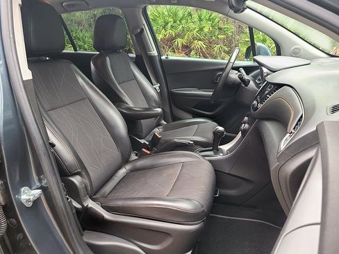 Used 2021 Chevrolet Trax LT w/ LT Convenience Package image 15