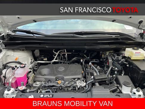 Used 2025 Toyota Sienna XLE image 51