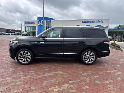 Used 2022 Lincoln Navigator Reserve AWD/4WD image 3