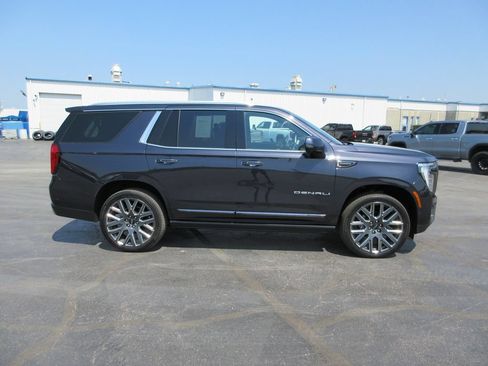 Certified 2025 GMC Yukon Denali Ultimate w/ LPO, Floor Liner Package AWD/4WD image 5